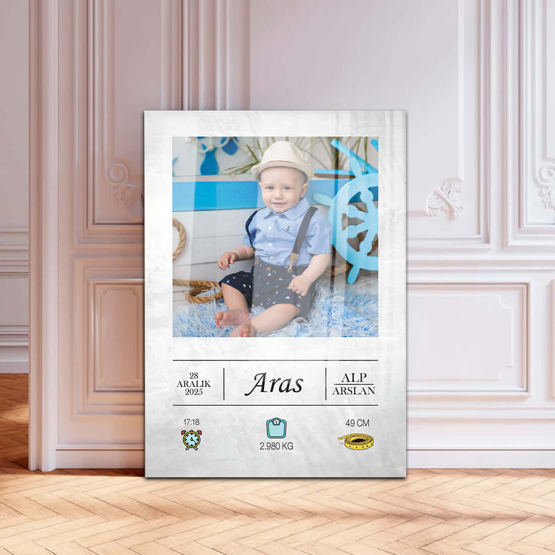 Personalized frame featuring a baby, with details and a charming decor vibe.