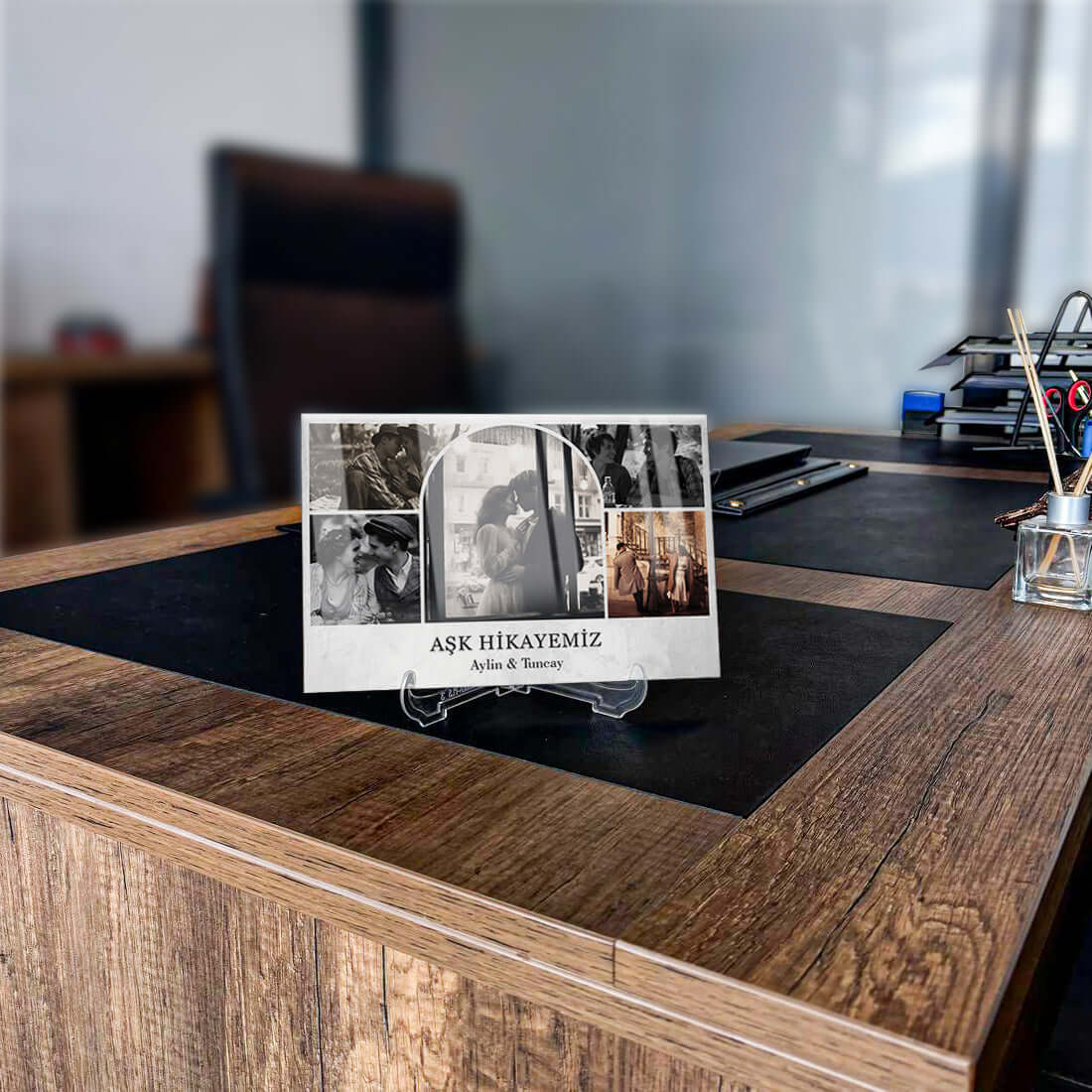 Kişiye özel tasarım cam tablo, ofis masasında fotoğraflarla kişisel dokunuş sunuyor.