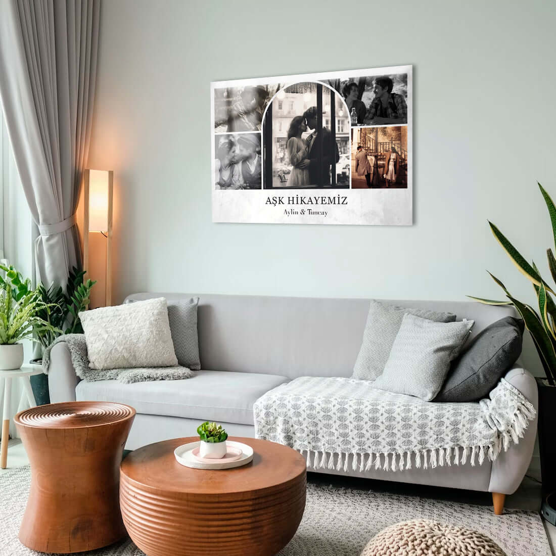 Şık modern oturma odasında AŞK HİKAYEMİZ cam tablo, romantik anılar görüntüleriyle dekore edilmiş.