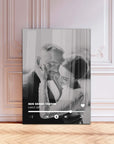 Kişiye özel tasarım cam tablo, romantik çift görüntüsü ve müzik temalı baskı ile modern dekorasyon.