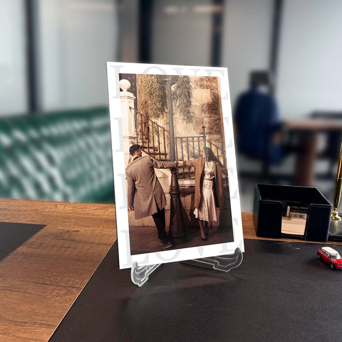 Kişiye özel tasarım cam tablo, şık bir ortamda yer alan vintaj görseli ile modern dekorasyon.