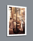 Yakın planda bir çiftin yürüdüğü vintage tarzda bir cam tablo, hoş bir romantik atmosfer yaratıyor.