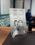 Kişiye özel tasarım cam tablo, kişisel mesaj ve fotoğraf detaylarıyla, modern ofis dekorasyonu için ideal.