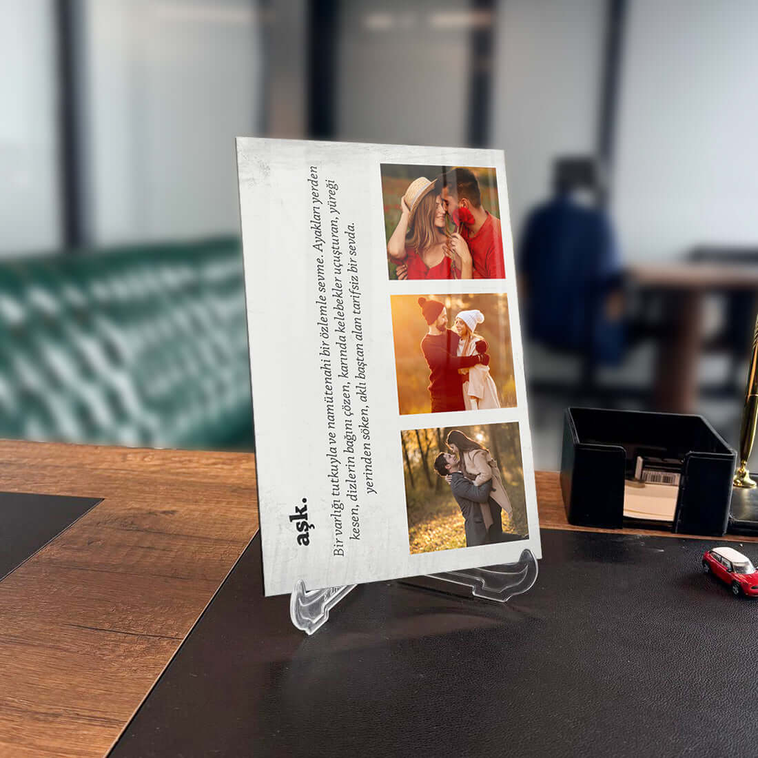 Kişiye özel tasarım cam tablo, modern ofis dekoru için şık ve özel bir parça.