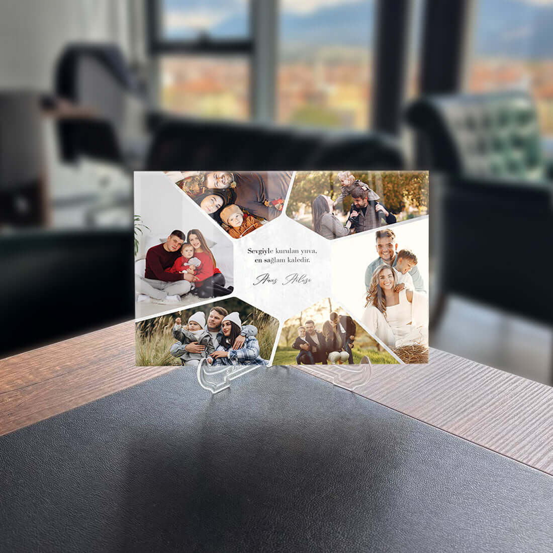 Kişiye özel tasarımlı cam tablo, aile fotoğraflarıyla birlikte modern ve şık dekorasyon için ideal.