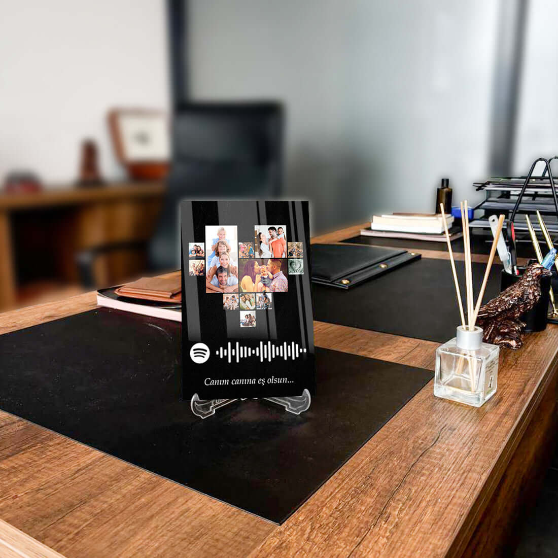 Kişiye özel tasarım cam tablo, fotoğraflar ve Spotify görseli ile masa dekoru.