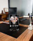 Kişiye özel tasarım cam tablo, fotoğraflar ve Spotify görseli ile masa dekoru.
