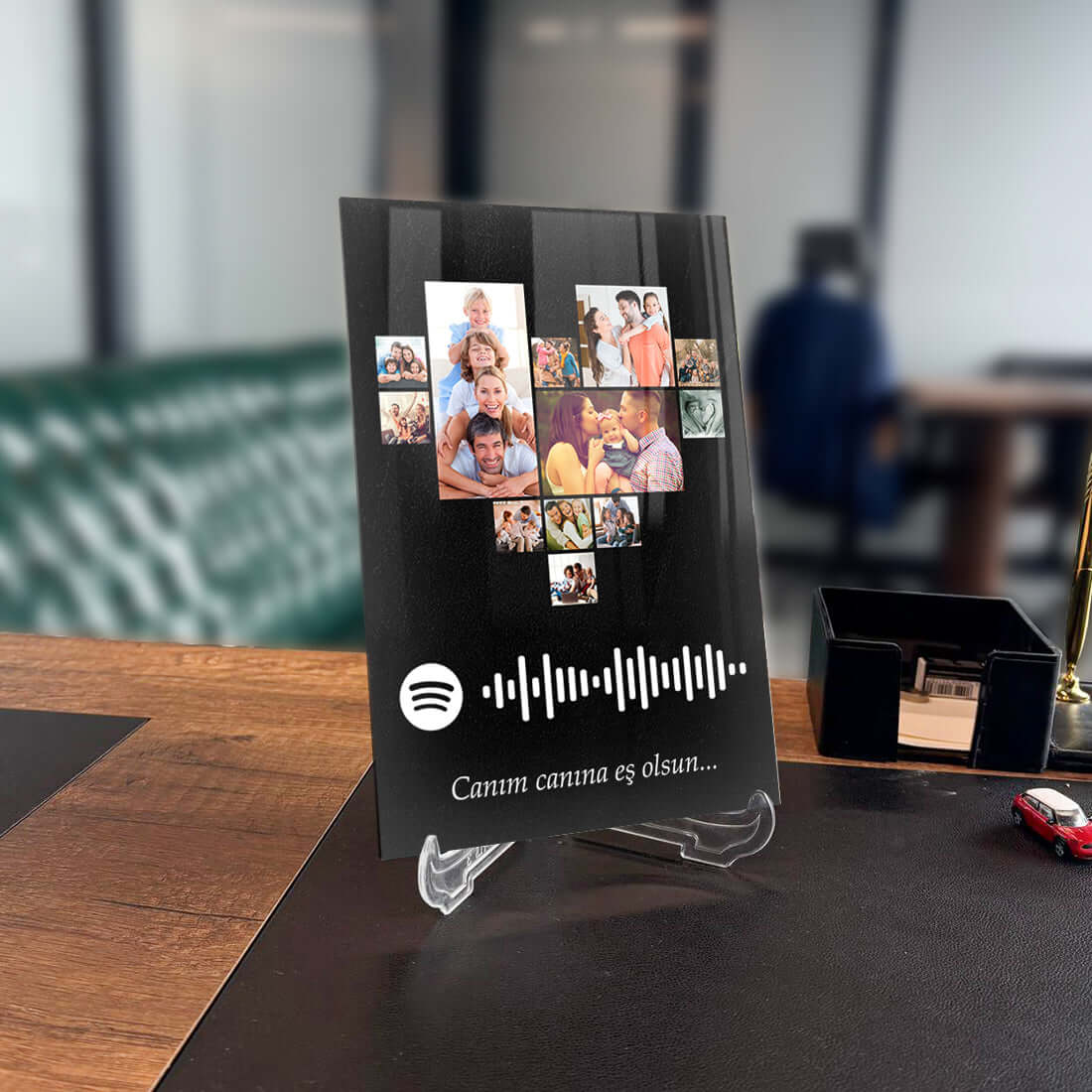 Kişiye özel tasarım cam tablo, Spotify kodu ve fotoğraflarla kişisel dokunuş.