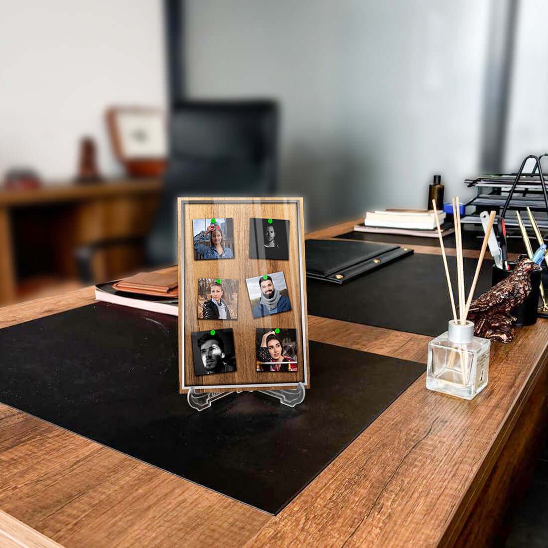 Kişiye özel tasarımlı çerçevede fotoğraflar, modern ofis masasında sergilenen şık dekorasyon.