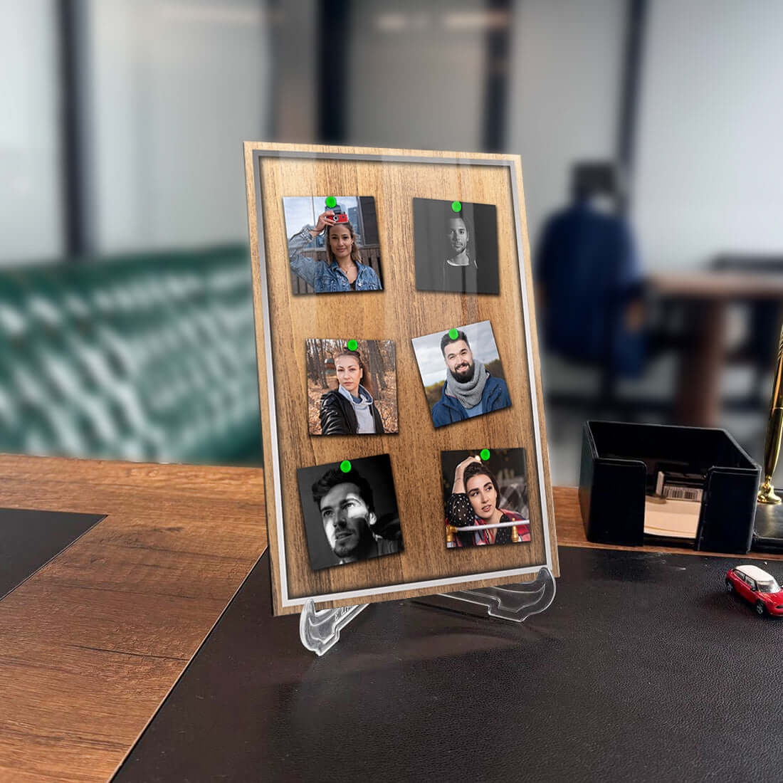 Kişiye özel tasarım fotoğraf çerçevesi, ahşap ve cam kombinasyonu ile modern ofis dekoru.