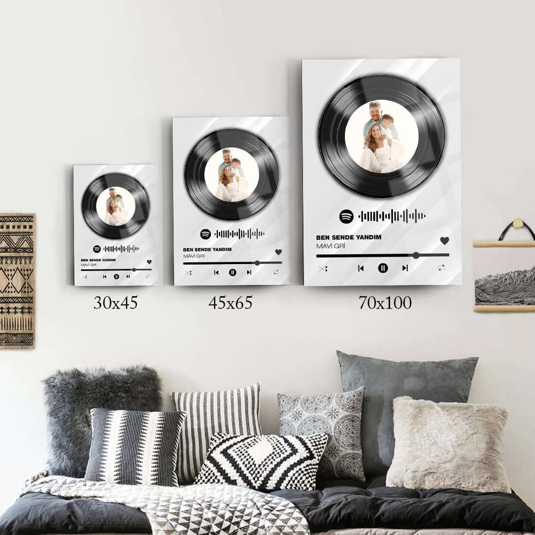 Kişiye özel tasarım vinyl plak tablosu, modern duvar dekorasyonu, üç farklı boyut, şık oturma odası görüntüsü.