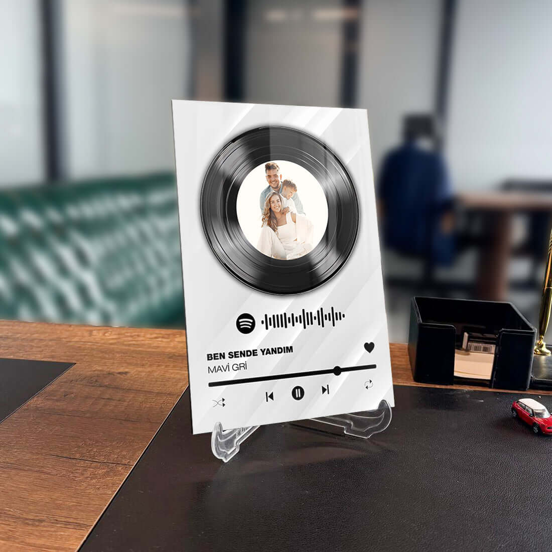 Kişiye özel tasarım cam tablo, müzik temalı, kişisel fotoğraf ile birlikte modern ofis dekoru.