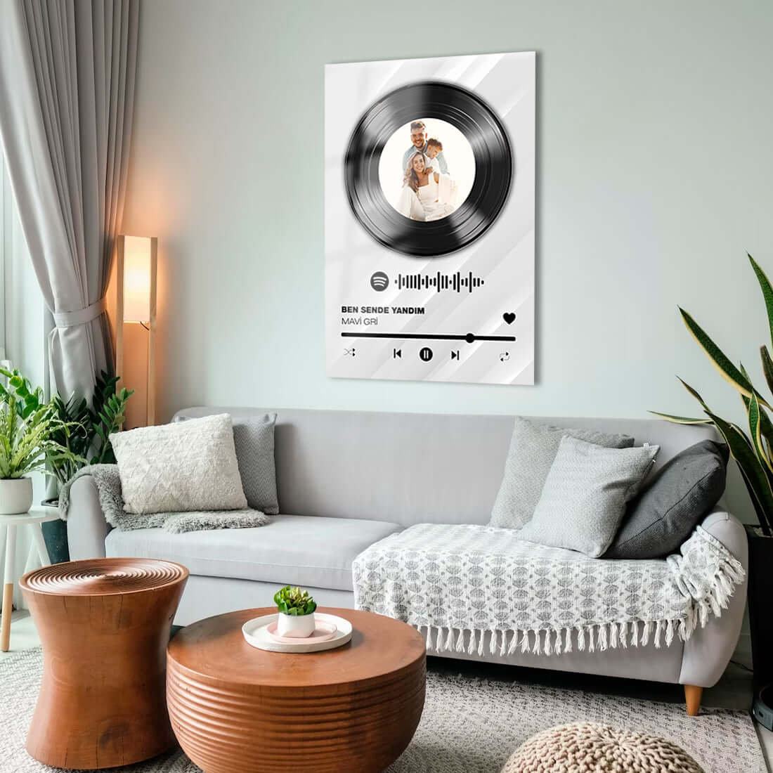 Özel tasarım müzik temalı cam tablo, modern oturma odası dekorasyonu için şık bir alternatif.