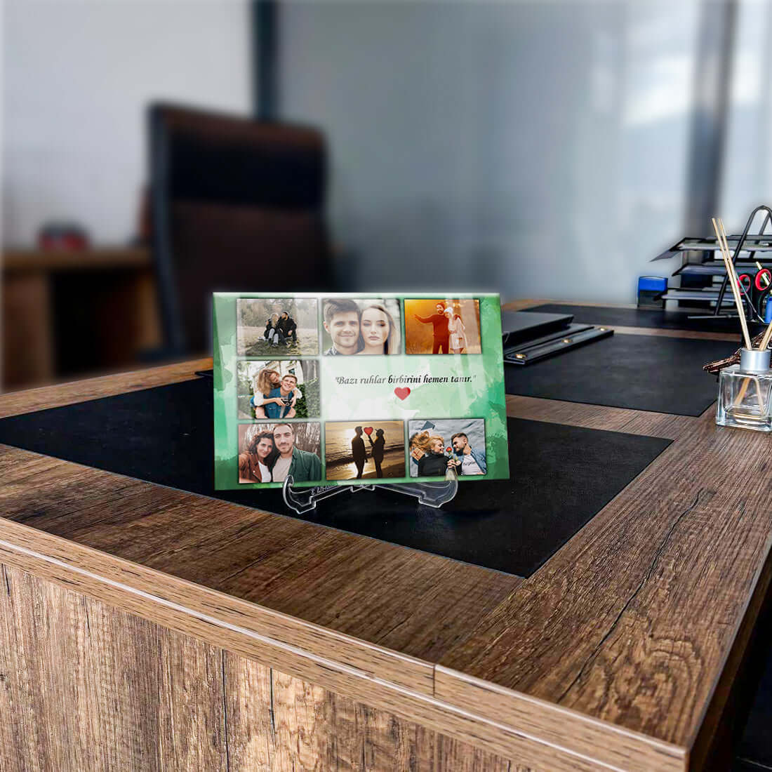Kişiye özel tasarım cam tablosu ofis masasında, fotoğraflarla kişisel dokunuş. SRD Concept ürünleri.