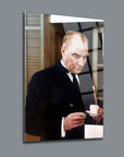Atatürk 65 Cam Tablo; yüksek kaliteli 4mm temperli cam, özel UV baskı ile tasarlanmış, estetik dekorasyon için ideal.