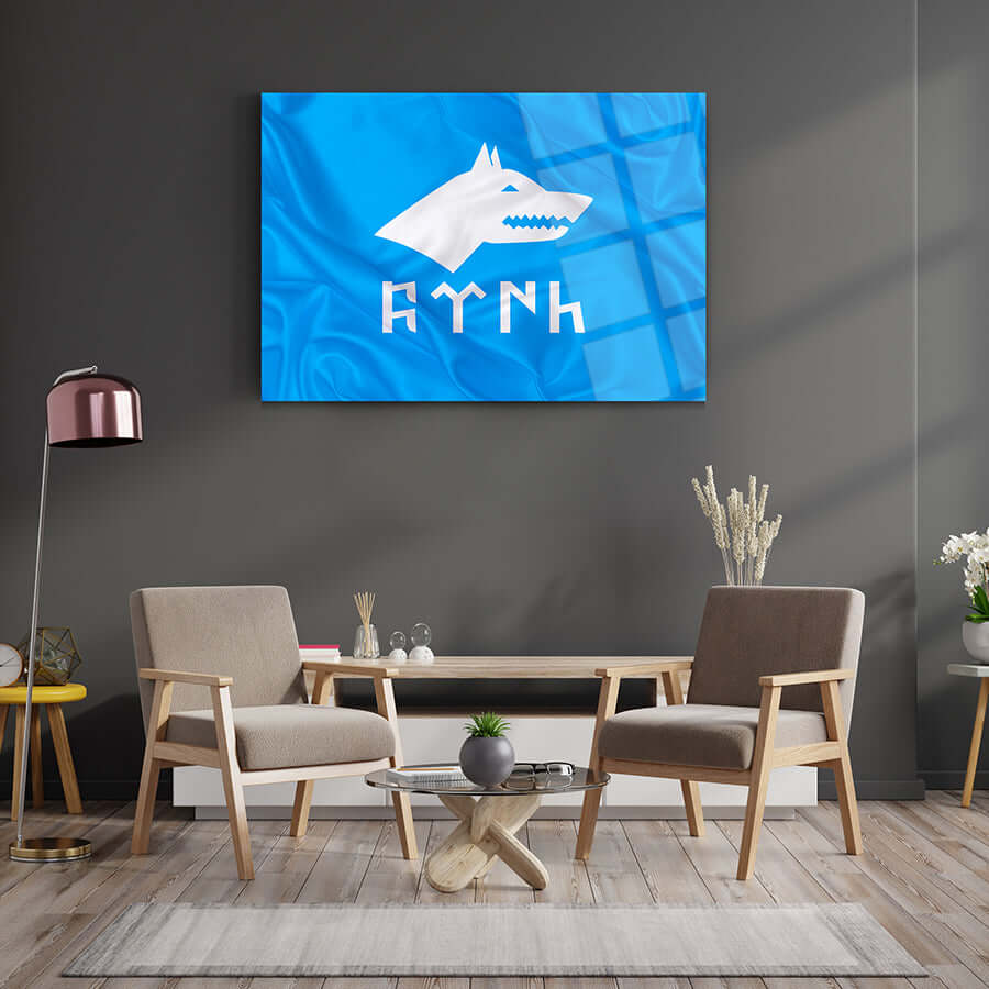 Göktürk Bayrağı cam tablo, mavi arka planda beyaz kurt figürü ile modern oturma odası dekorasyonu.