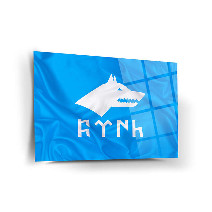 Göktürk Bayrağı Cam Tablo - Mavi zemin üzerinde beyaz kurt başı ve runik yazı ile şık tasarım.