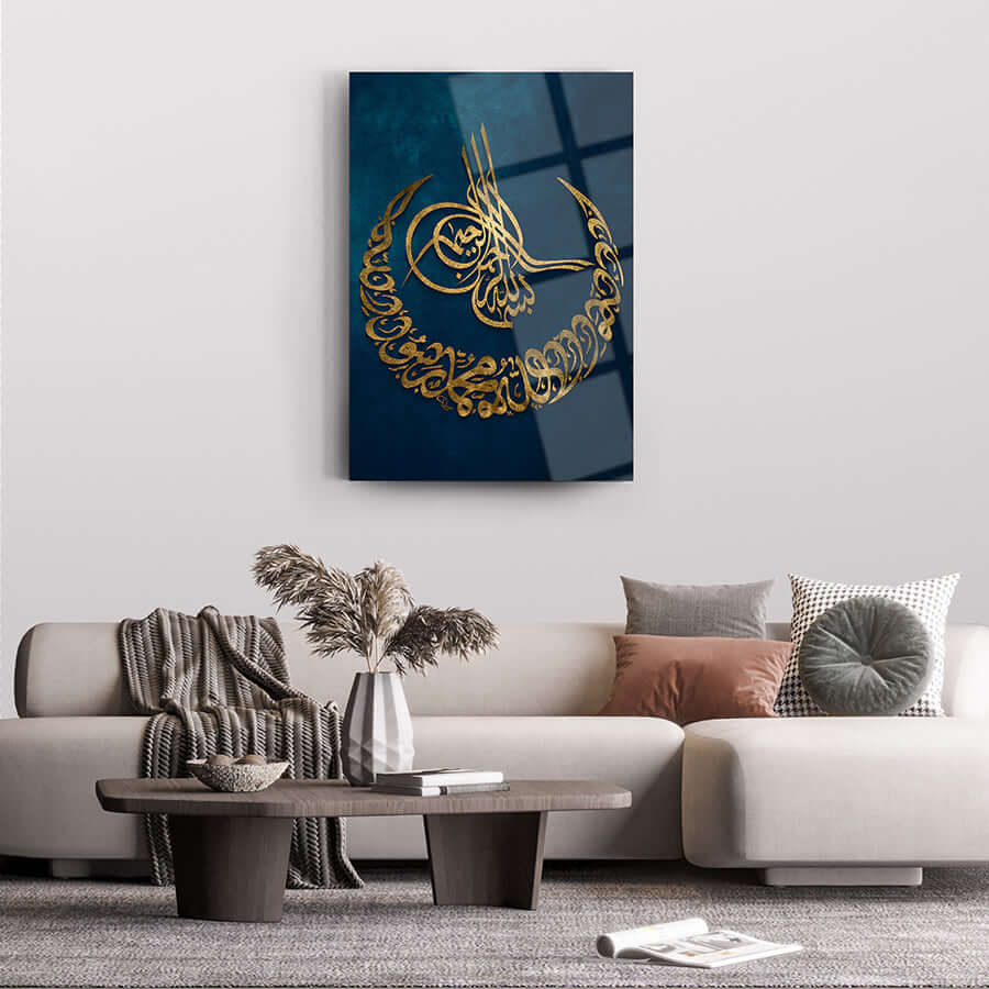 Hilal ve Tuğra desenli modern cam tablo, oturma odası dekorasyonu için şık bir seçenek.