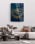Hilal ve Tuğra desenli modern cam tablo, oturma odası dekorasyonu için şık bir seçenek.