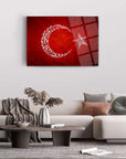Türk bayrağı desenli cam tablo, modern oturma odası dekorasyonu için şık bir seçenek.