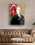 Atatürk 174 Cam Tablo, çerçeve içinde, Türk bayrağı arka planda, modern oturma odası dekoru.