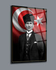 Atatürk 183 Cam Tablo, UV baskı ile tasarlanmış yüksek kaliteli cam tablosu, Türk bayrağı arka planında.