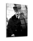 Atatürk 186 Cam Tablo featuring a black and white image of a man in traditional attire on high-quality glass.