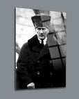 Atatürk 186 Cam Tablo: Siyah beyaz portre, modern dekorasyon için yüksek kaliteli UV baskı.