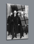 Atatürk ve İnönü'nün bulunduğu tarihi bir siyah beyaz cam tablo, şık tasarım ve UV baskı kalitesiyle.