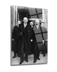 Atatürk ve İsmet İnönü'nün tarihi anını yansıtan cam tablo, yüksek kaliteli UV baskı ile tasarlandı.