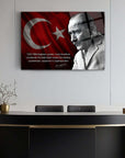 Atatürk 197 cam tablo, Türkiye bayrağı arkasında, şık ofis dekorasyonu için ideal. Özel UV baskı.