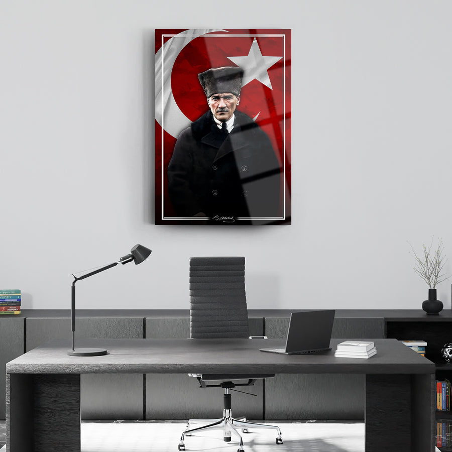 Atatürk 252 Cam Tablo with Turkish flag, perfect for office decor and art lovers.