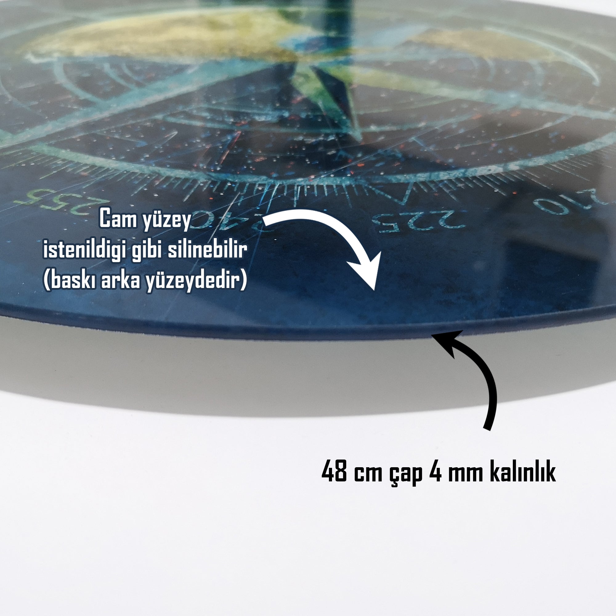 Dünya Pusulası Cam Tablo, 48 cm çapında, 4 mm kalınlıkta, silinebilir cam yüzey, UV baskı detayları.