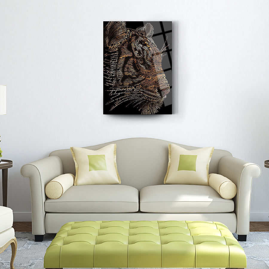 Alfabetik Kaplan Cam Tablo, şık oturma odasında dekoratif sanat eseri olarak sergileniyor.