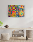 Vibrant Afrika Desenleri Cam Tablo displayed in a modern living room setting, featuring colorful patterns and designs.