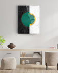 Modern Mermer Odak Cam Tablo featuring a circular green design on a split black and white background.
