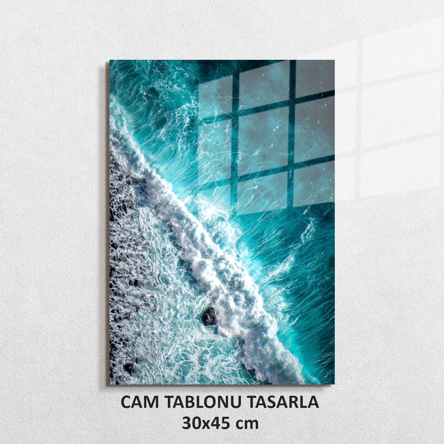 30x45 cm kişiye özel cam tablo, mavi deniz ve dalgaların güzel görüntüsü ile tasarlandı.