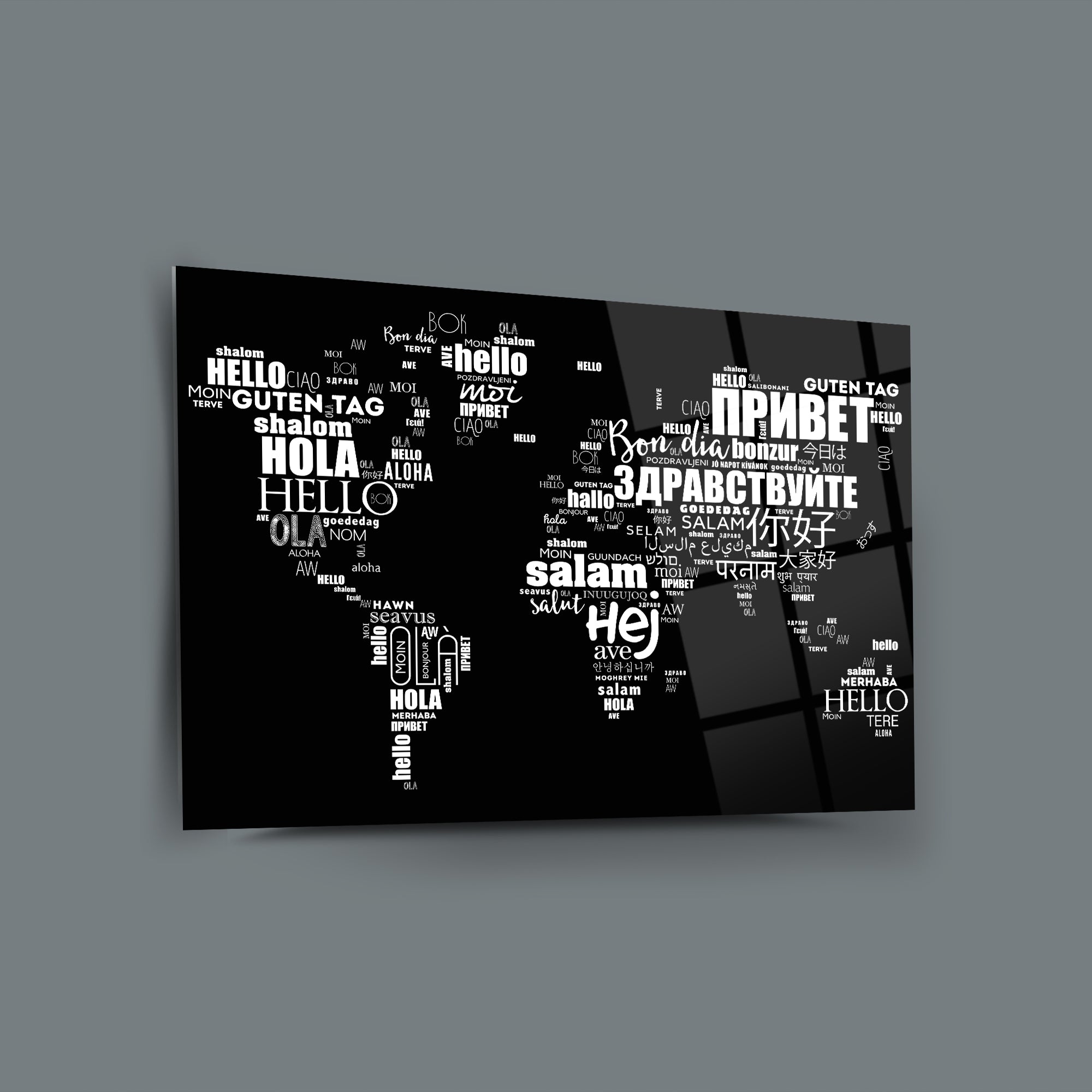 Merhaba Dünya cam tablo, dünya haritası tasarımlı, farklı dillerle 'Merhaba' yazıları, şık ve modern dekorasyon.