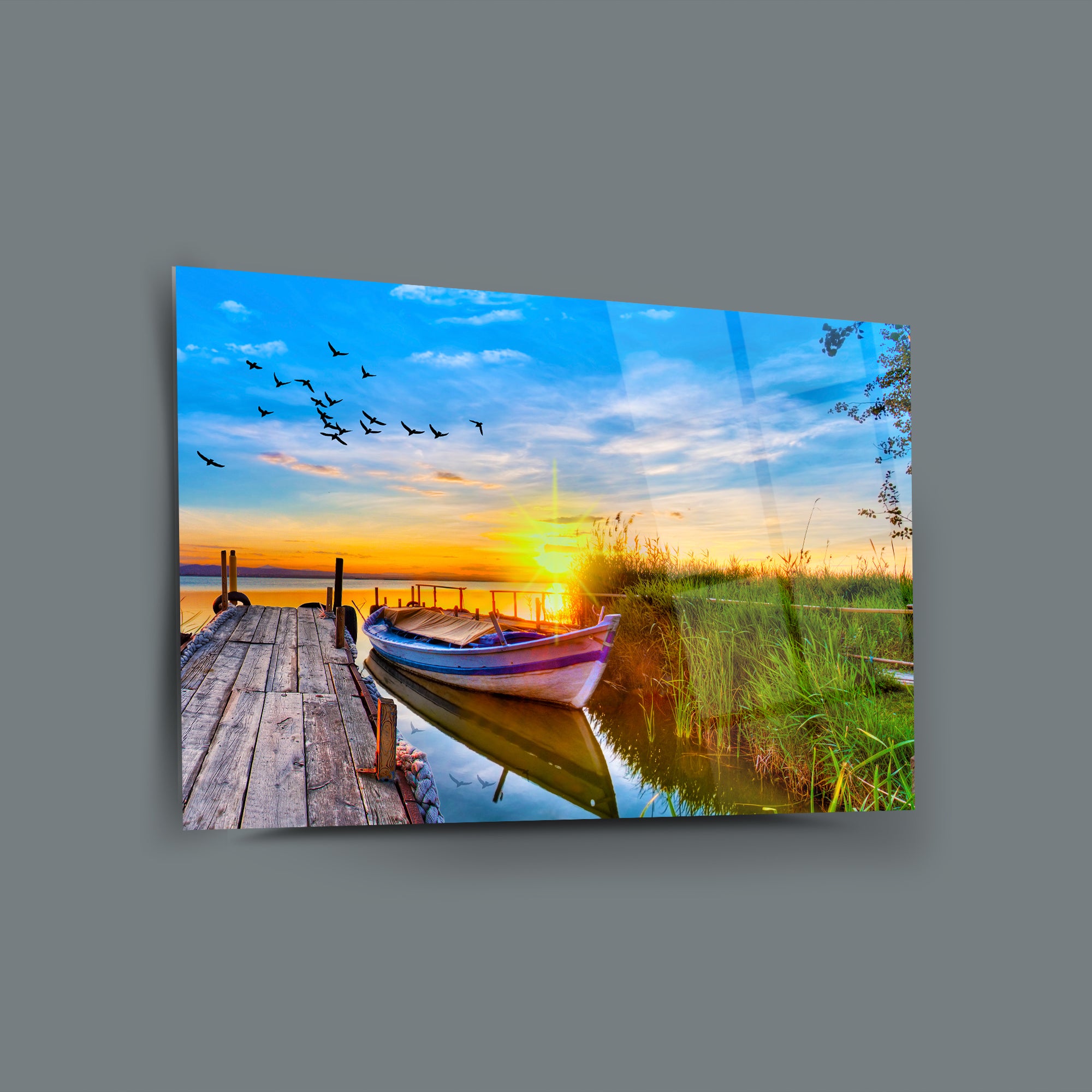 Kayık ve gün batımının muhteşem manzarası, şık cam tablo ile evinize doğal güzellik katın.