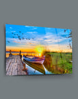 Kayık ve gün batımının muhteşem manzarası, şık cam tablo ile evinize doğal güzellik katın.