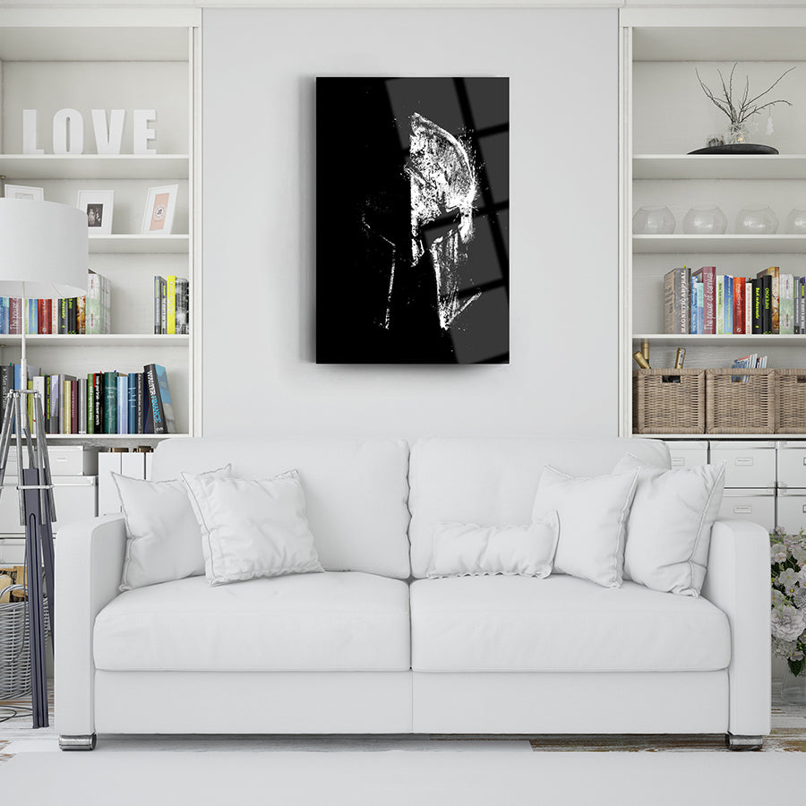 Spartalı 1 Cam Tablo, şık dekorasyon için modern tasarımlı cam tablo, beyaz kanepe arkasında.