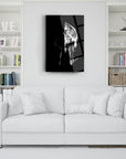 Spartalı 1 Cam Tablo, şık dekorasyon için modern tasarımlı cam tablo, beyaz kanepe arkasında.