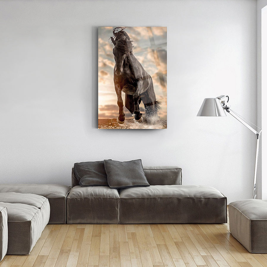 Sahildeki at cam tablo, modern oturma odasında sanatsal dekor elementi.