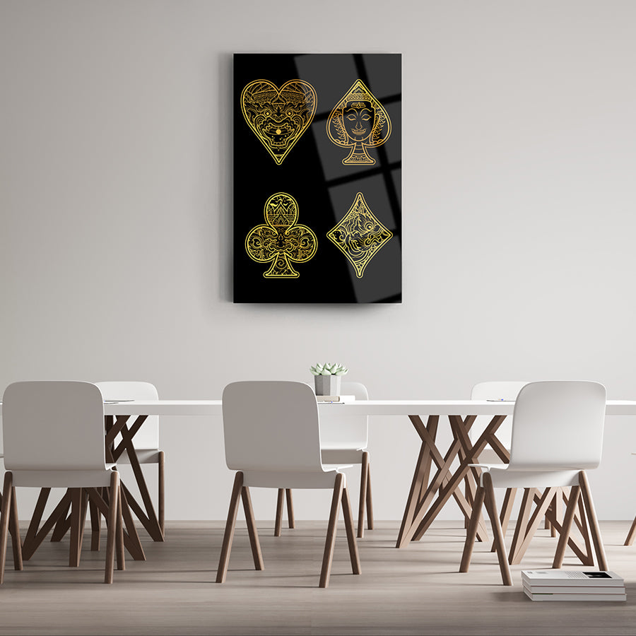 İskambil cam tablo, altın ve siyah renklerde, modern tasarım, şık dekorasyon için ideal.