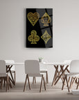 İskambil cam tablo, altın ve siyah renklerde, modern tasarım, şık dekorasyon için ideal.