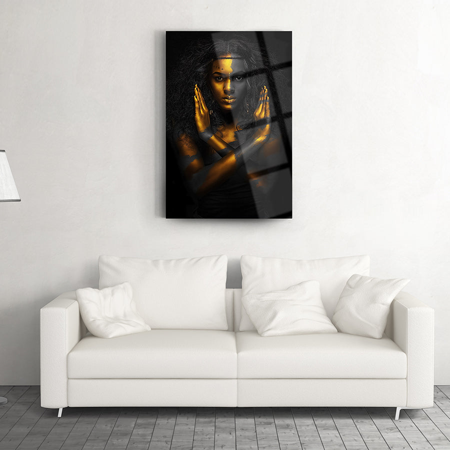 Siyahi Kadın 1 Cam Tablo, modern iç mekan dekorasyonu için şık ve özgün tasarım.