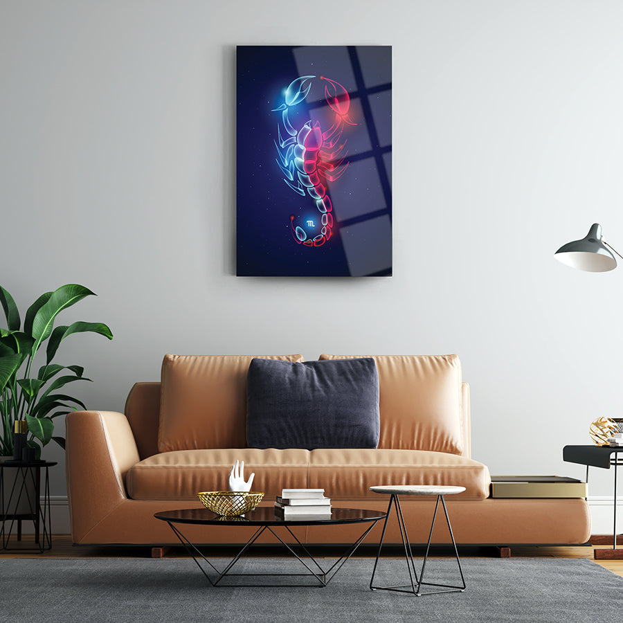 Zodiac Akrep Cam Tablo modern oturma odasında duvarda asılı, sıcak renklerde stilize edilmiş akrep tasarımı.