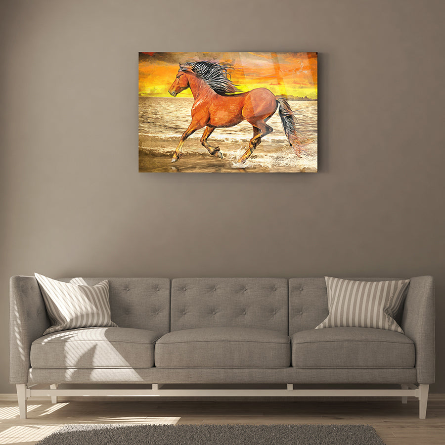 Sahilde koşan kısrak temalı cam tablo, modern iç mekan dekorasyonu için ideal.