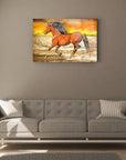 Sahilde koşan kısrak temalı cam tablo, modern iç mekan dekorasyonu için ideal.