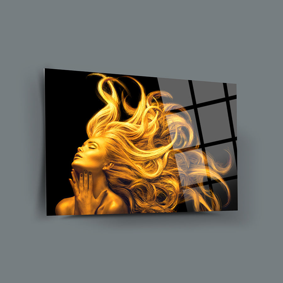 Altın saçlı kadın portresi, şık cam tablo; UV baskı ile estetik tasarım.
